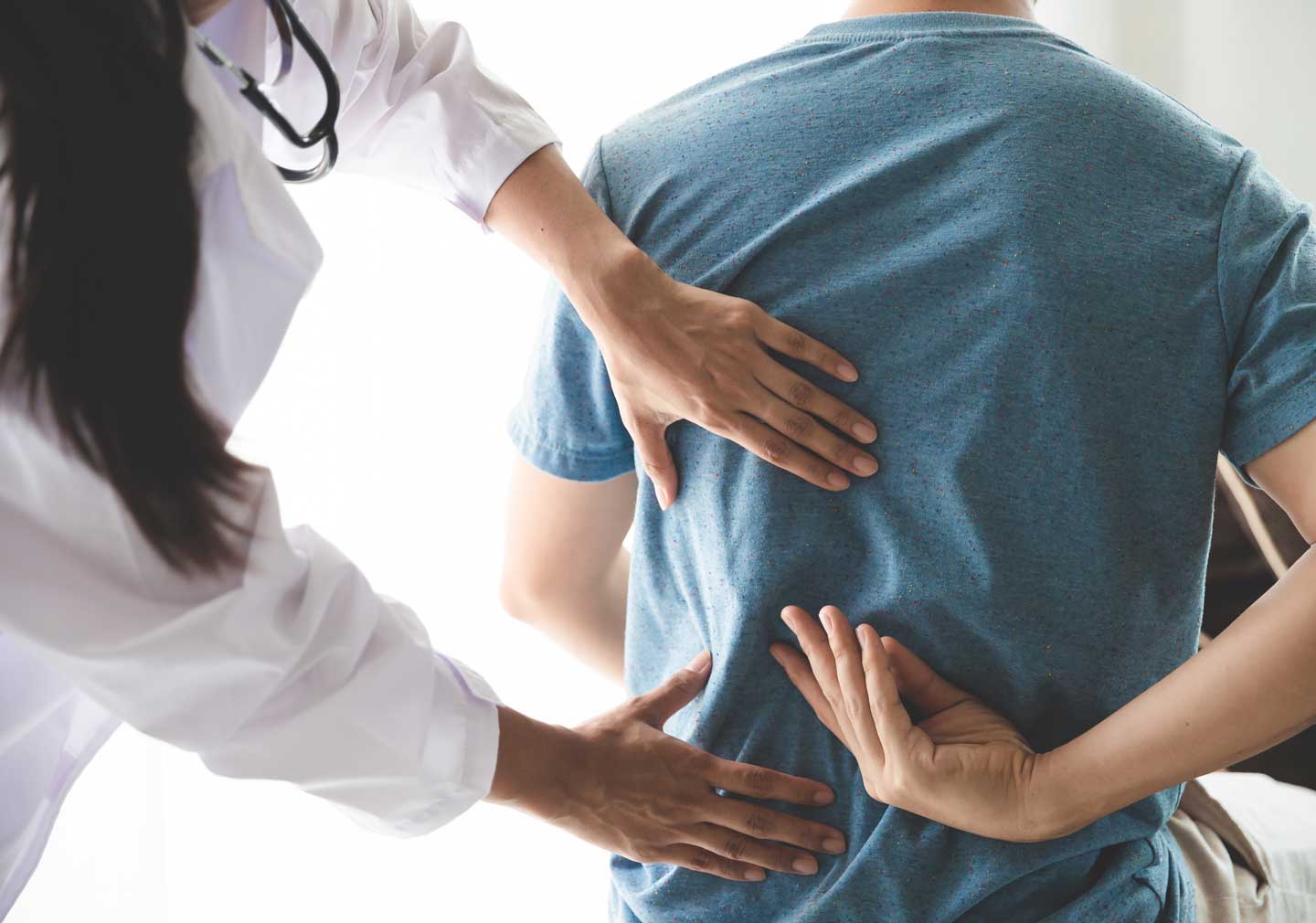 Exame da coluna numa consulta de Medicina Física e de Reabilitação
