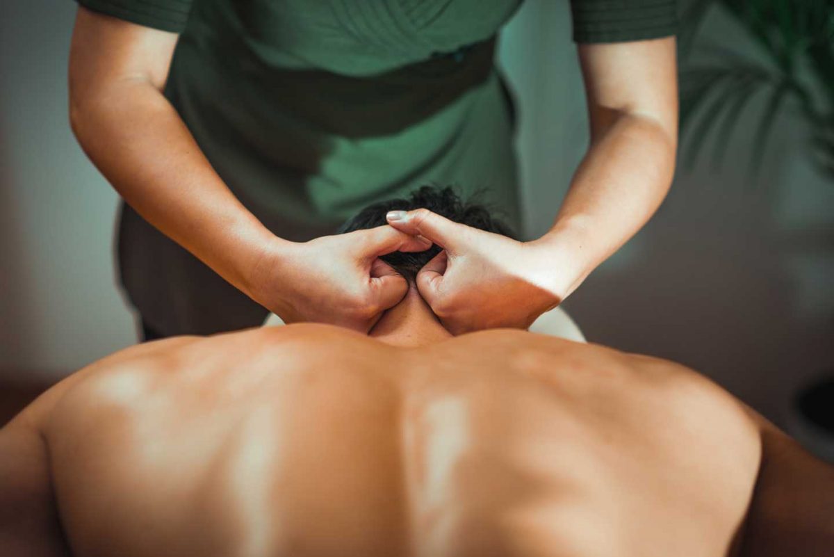 Fisioterapia: tratamento manual da região cervical e dorsal